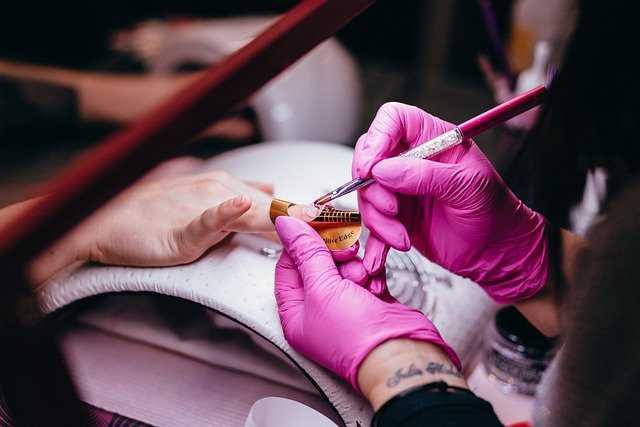 Formación online para manicuristas con clases prácticas desde casa